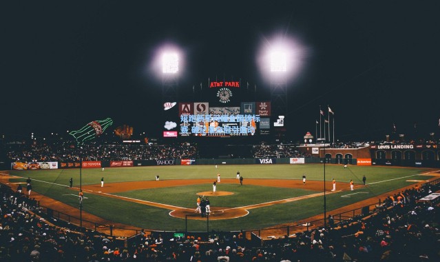 短跑新星闪耀全国锦标赛 破纪录夺冠引轰动