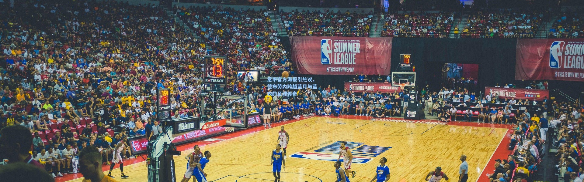 意甲官方海报引热议，德布劳内跨越蓝月与蓝衣的足球传奇