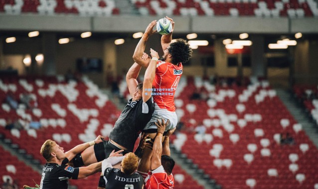 约基奇篮下防守不敢怠慢，第四犯吹罚引争议